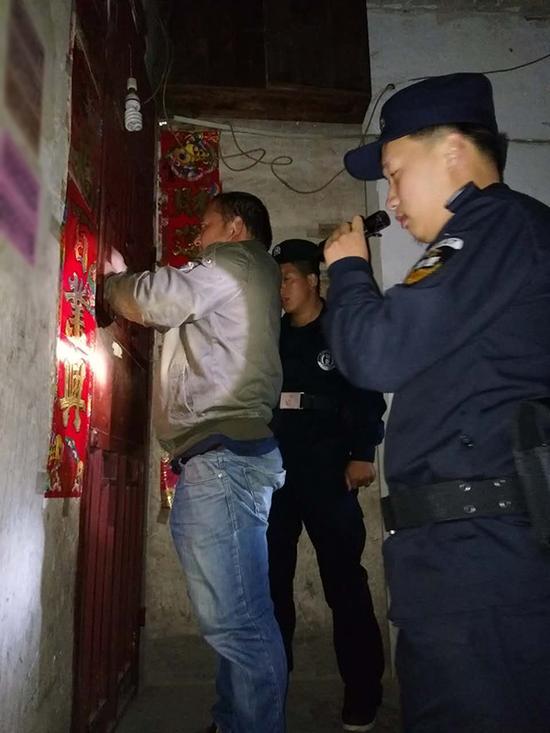 雨樟镇粗心妈妈误将幼女锁家中 民警全城寻开锁师傅开门