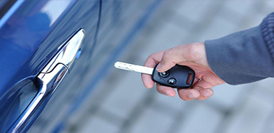 雨樟镇汽车钥匙锁在车里了怎么办？如何开汽车锁